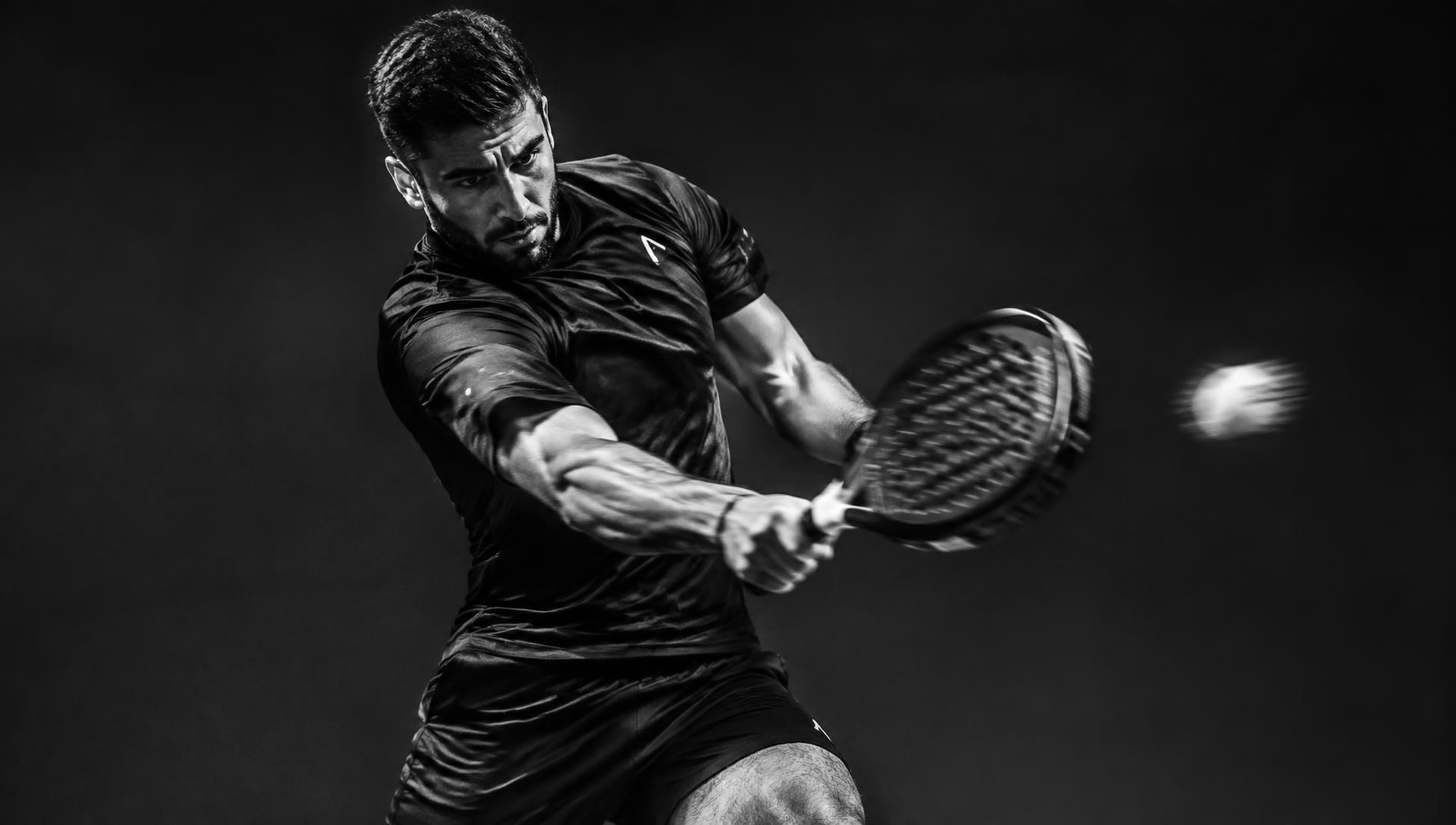 Padelspelare mitt i slaget